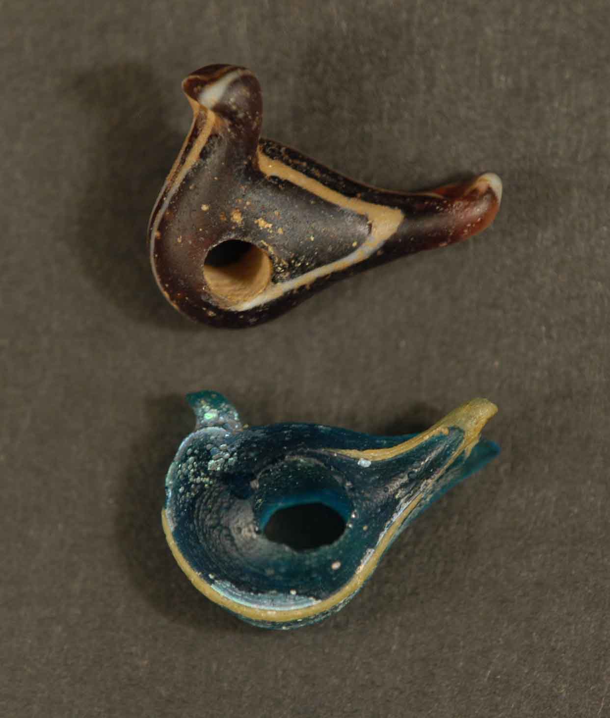 8_iron_age_II_1000_-_586_BC.Trail_decorated_Bird_beads._Europ_probably_Italy._8th-7th_BC._UP_16.55mm-13.50mm-7.30mm_._Down_16.40-11.20-6.70mm.jpg (107.2 KB)
