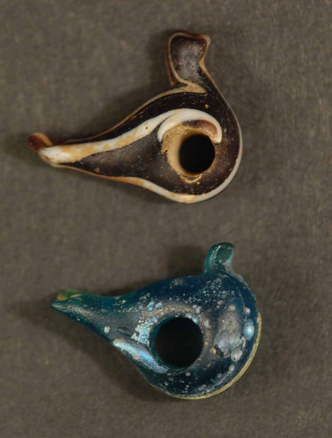 8_iron_age_II_1000_-_586_BC.Trail_decorated_Bird_beads._Europ_probably_Italy._8th-7th_BC._UP_16.55mm-13.50mm-7.30mm_._Down_16.40-11.20-6.70mm_A.jpg (102.4 KB)
