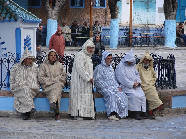 Chefchaouen,_moslims_on_Friday,_just_waiting_before_visiting_the_mosque.jpg (173.1 KB)