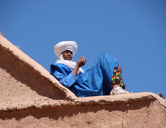Morocco,_trader_near_the_Ksar_at_Ait_Ben_Haddou.jpg (96.1 KB)
