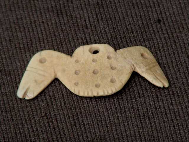 North_American_Indian_2-headed_bird_shell_pendant.JPG (165.7 KB)